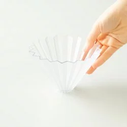 Plastový dripper Origami Air ve velikosti M. Čiré provedení.