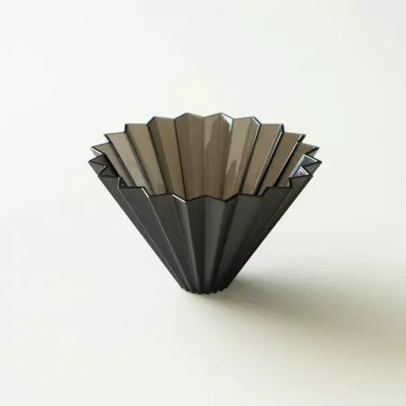 Plastový dripper Origami Air ve velikosti M. Černé provedení.