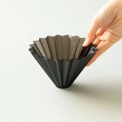 Plastový dripper Origami Air ve velikosti M. Černé provedení.