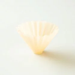 Plastový dripper Origami Air ve velikosti M. Matné béžové provedení.