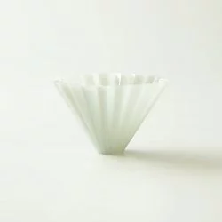 Plastový dripper Origami Air ve velikosti M. Matné šedé provedení.