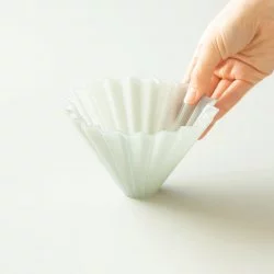 Plastový dripper Origami Air ve velikosti M. Matné šedé provedení.