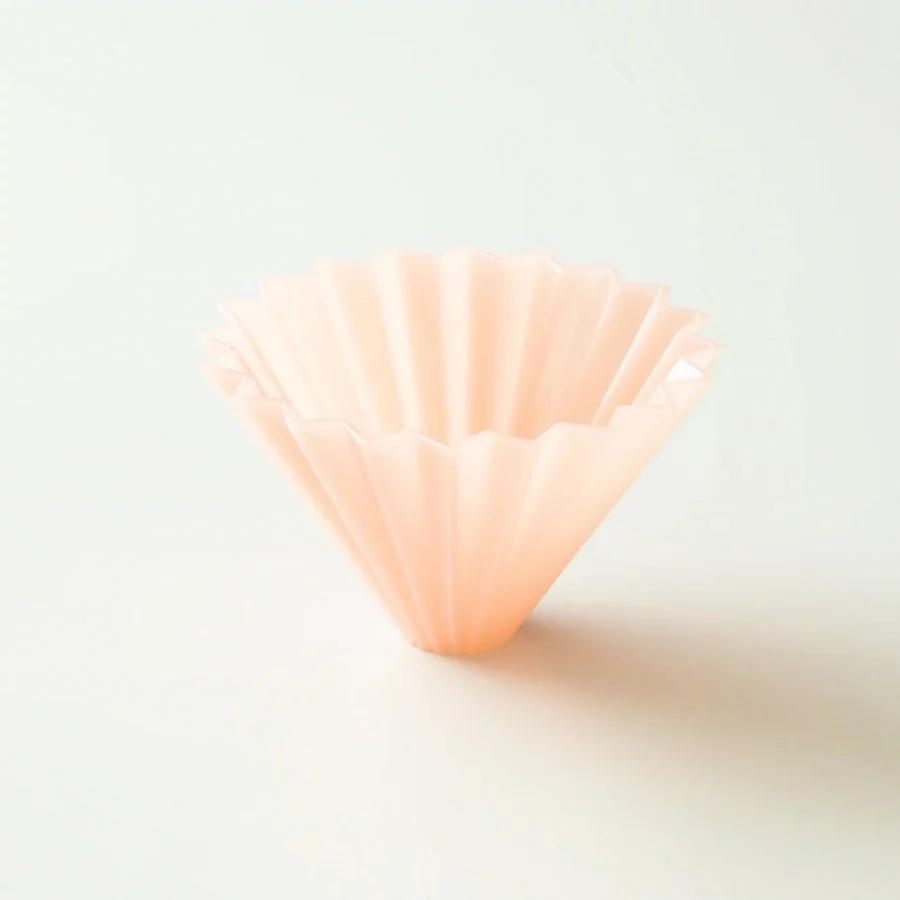 Plastový dripper Origami Air ve velikosti M. Matné růžové provedení.