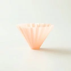 Plastový dripper Origami Air ve velikosti M. Matné růžové provedení.