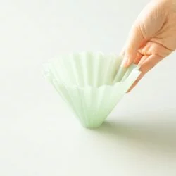 Plastový dripper Origami Air ve velikosti M. Matné zelené provedení.
