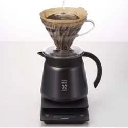 Termoska Hario Insulated Server V60-02 v černé barvě s objemem 600 ml, ideální pro uchování kávy v teplém stavu.