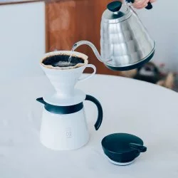 Bílá nerezová konvička na kávu Hario Insulated Server V60-02 s objemem 600 ml udrží váš nápoj déle teplý.
