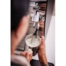 Profesionální pákový kávovar Victoria Arduino Black Eagle Maverick T3 3GR VOL v bílém provedení s třemi pákami pro výrobu kávy.