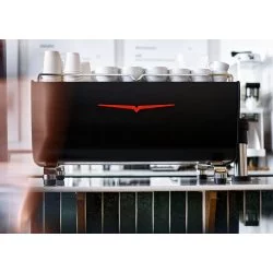 Stříbrný profesionální pákový kávovar Victoria Arduino Black Eagle Maverick T3 3GR VOL, ideální pro espresso bary.