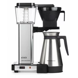 Stroj na výrobu filtrované kávy s nerezovou konvicí pohled z profilu