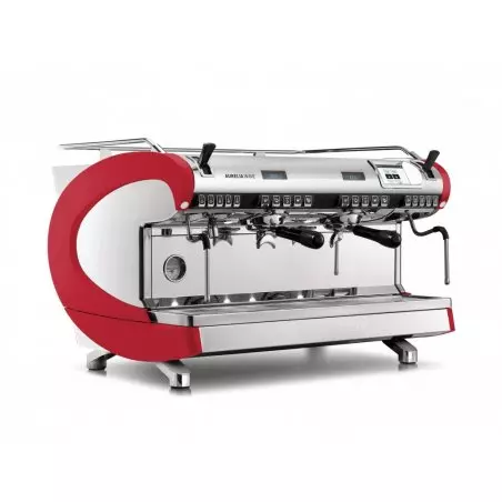 Červený kávovar Nuova Simonelli Aurelia UX s dvěma hlavami.
