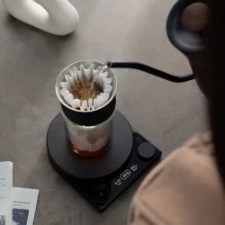 Příprava filtrované kávy s váhou Fellow Tally Pro Precision.