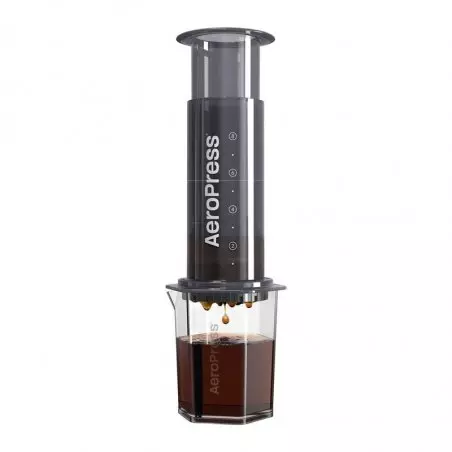 AeroPress XL má větší kapacitu (600 ml) a součástí balení je i praktická karafa.