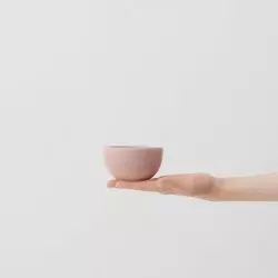 Růžová šálka na cappuccino Aoomi Yoko Mug A06 s objemem 170 ml, ideální pro milovníky barevného nádobí.