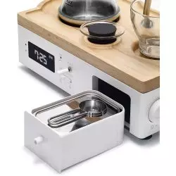 Překapávač Joy Resolve Barisieur Tea & Coffee Alarm Clock v elegatní černé barvě přináší možnost probuzení vůní čerstvé kávy nebo čaje přímo na nočním stolku.