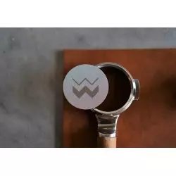 Nerezový puck screen Weber Workshops o průměru 58 mm zlepšuje extrakci espressa tím, že rovnoměrně rozloží vodu přes kávovou mouku.