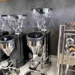Espressový mlýnek na kávu Rocket Espresso SUPER FAUSTO ve stříbrné barvě s kapacitou násypky 600 gramů.