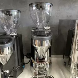 Mlýnek na kávu Rocket Espresso SUPER FAUSTO ve stříbrné barvě, ideální pro použití v kanceláři.