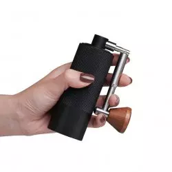 Ruční mlýnek Timemore Nano 3 v černé barvě má velmi kompaktní rozměry.
