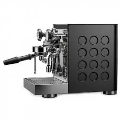 Domácí černý pákový kávovar Rocket Espresso Appartamento TCA zboku. Domácí černý pákový kávovar Rocket Espresso Appartamento TCA zboku.