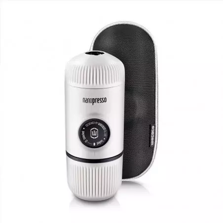 Wacaco Nanopresso v bílé barvě s pevným obalem.