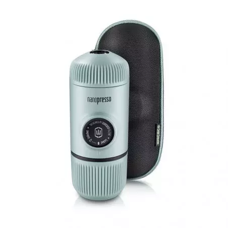 Wacaco Nanopresso v modré barvě s pevným obalem.