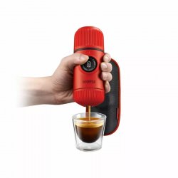 Příprava kávy v cestovním kávovaru Wacaco Nanopresso Lava Red.
