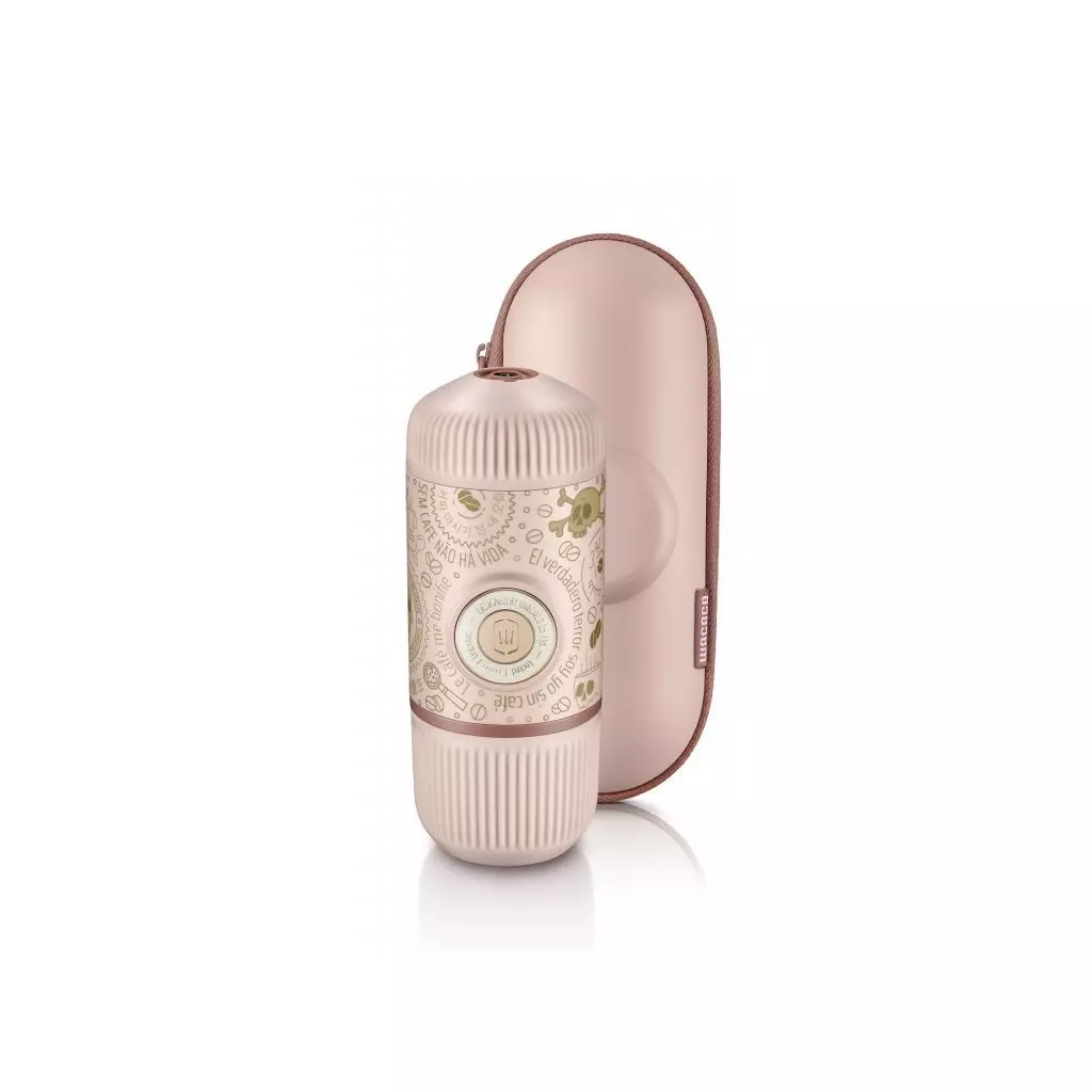 Limitovaná edice cestovního kávovaru Wacaco Nanopresso - Dark souls Pink s pevným obalem.