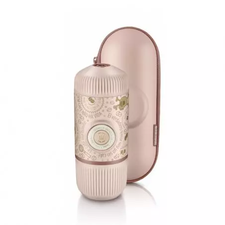 Limitovaná edice cestovního kávovaru Wacaco Nanopresso - Dark souls Pink s pevným obalem.
