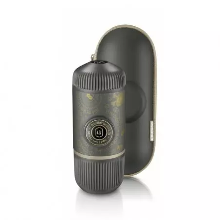 Limitovaná edice cestovního kávovaru Wacaco Nanopresso - Dark Souls Grey s pevným obalem.
