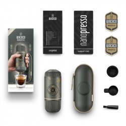 Obsah balení limitované edice cestovního kávovaru Wacaco Nanopresso - Dark souls Grey s pevným obalem.