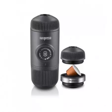 Cestovní kávovar Wacaco Nanopresso v šedé barvě s adaptérem na kapsle.