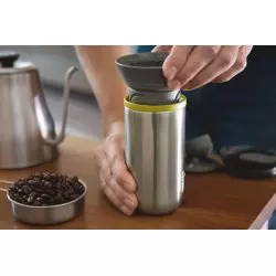 Příprava kávy v kávovaru Wacaco Cuppamoka.