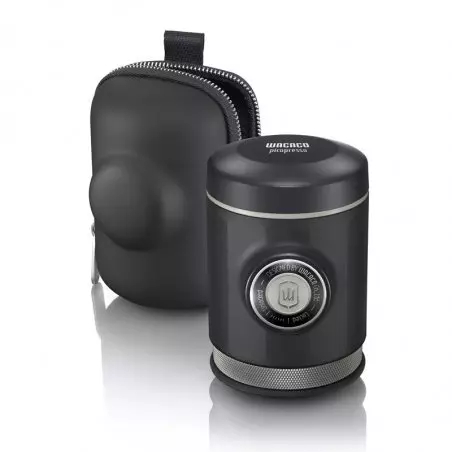 Cestovní kávovar Wacaco Picopresso s pevným obalem.