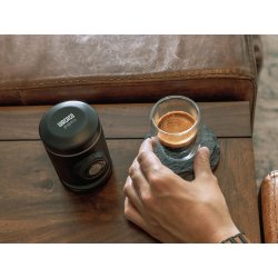 Příprava kávy s cestovním kávovarem Wacaco Picopresso.