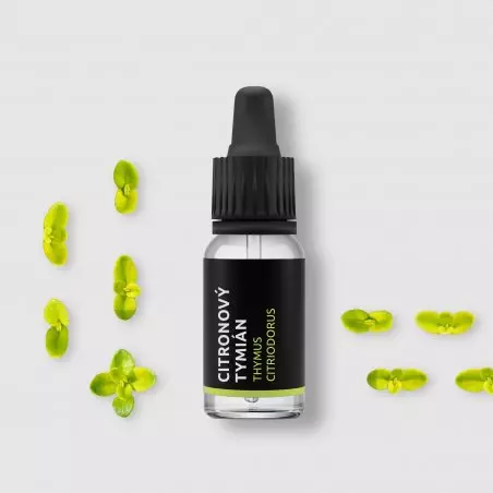 Láhev 100% přírodního esenciálního oleje citronového tymiánu od značky Pěstík, který je ideální pro bylinné aroma terapie, objem 10 ml.