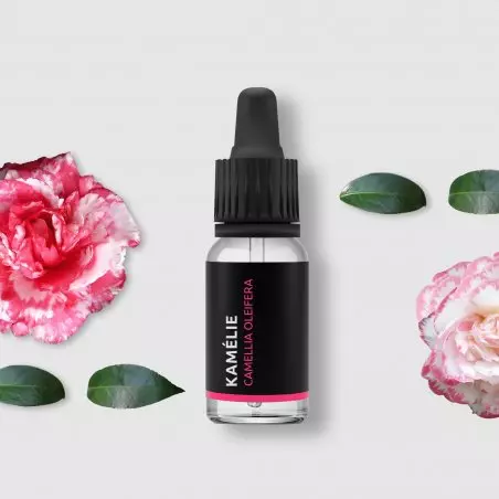 Skleněná lahvička s 10 ml 100% přírodního esenciálního oleje Kamélie od značky Pěstík s zklidňujícím účinkem.