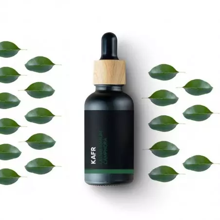 Skleněná lahvička s 100% přírodním esenciálním olejem Kafr od značky Pěstík o objemu 10 ml, vhodná pro vegany.