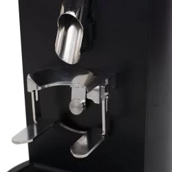 Espressový mlýnek na kávu Mahlkönig E65S s integrovaným displejem pro snadnou obsluhu.