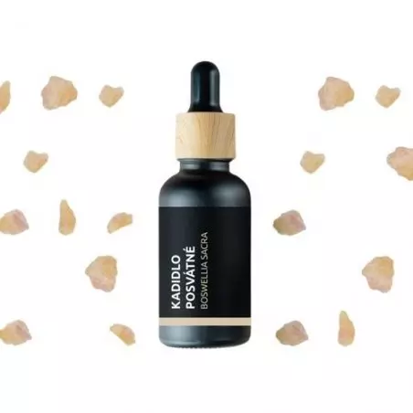 Skleněná lahvička s 10 ml 100% přírodního esenciálního oleje “Kadidlo posvátné” od značky Pěstík s certifikací Wild harvested.