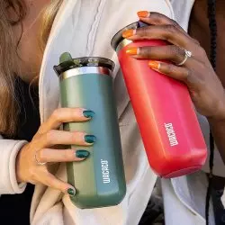 Zelený a červený termohrnek Wacaco Octaroma 435 ml.
