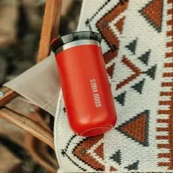 Červený termohrnek Wacaco Octaroma. Objem 300 ml.