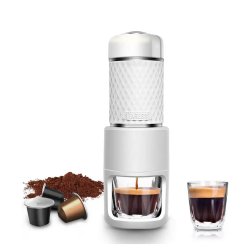 Bílý cestovní kávovar STARESSO SP-200 mlžete použít s mletou kávou nebo kapslemi Nespresso.