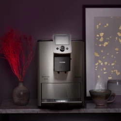 Domácí automatický kávovar Nivona NICR 820 s vestavěným mlýnkem na kávu, který zajistí čerstvě mletou kávu pokaždé, když si chcete dopřát šálek kvalitní kávy.