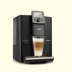 Kávovar Nivona NICR 820 z kategorie domácích automatických kávovarů, který umožňuje přípravu cappuccina.