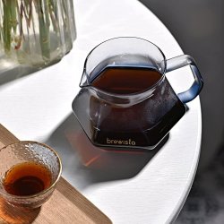 Káva v servírovací konvici Brewista X-Series Glass Server Large 700 ml v čirém provedení.