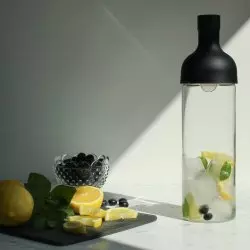 Černá láhev na ledový čaj Hario Filter-In Bottle. Objem 750 ml.