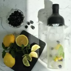 Černá láhev na ledový čaj Hario Filter-In Bottle. Objem 750 ml.