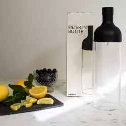 Černá láhev na ledový čaj Hario Filter-In Bottle. Objem 750 ml.