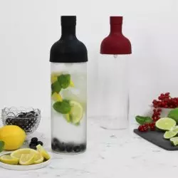 Černá a vínová láhev na ledový čaj Hario Filter-In Bottle. Objem 750 ml.